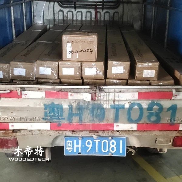 モダンな外壁および室内壁用WPCスラットクラッド