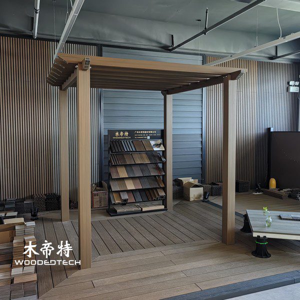 creative-backyard-ideas-using-composite-decking-for-fence-privacy-screens-1