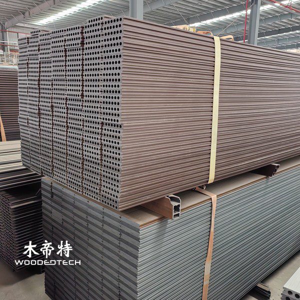 high-performance-plastic-wood-decks-for-modern-outdoor-living-spaces-2