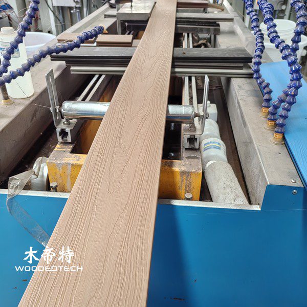 high-quality-wpc-decking-uk-standard-weatherproof-composite-decking-supplier-2