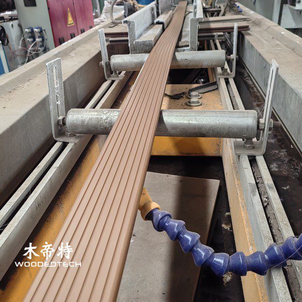 high-quality-wpc-decking-uk-standard-weatherproof-composite-decking-supplier-3