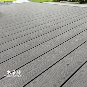 Instalación de la cubierta de WPC para crear áreas de cubierta al aire libre duraderas en patios de jardines y espacios comerciales
