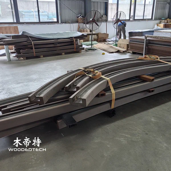 WPC共同押出デッキは、モダンな屋外床材設計により、強化された表面保護を提供します