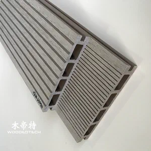 La madera compuesta D14025-3 para cubiertas presenta un diseño clásico de ranura de doble cara con excelente relación calidad-precio para proyectos al aire libre