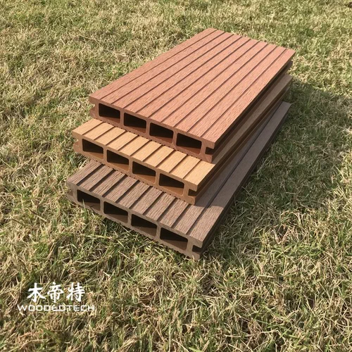 D14025-3 Quadratisches Loch Doppelseitig Genute WPC Board Factory, die Decking Boards im Freien mit gutem Rutschwiderstand produziert