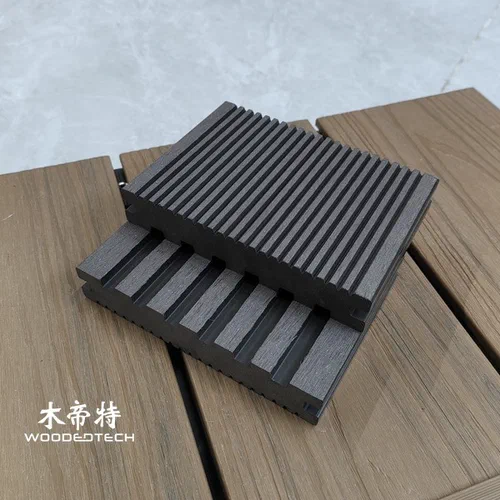 Bảng sàn nhựa composite bằng gỗ D14025-3S cung cấp một phong cách vững chắc cổ điển cho các dự án sàn ngoài trời
