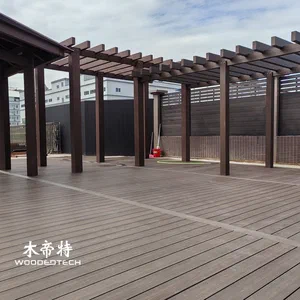 复合甲板上的佩戈拉:提升后院休闲与景观美化能力